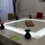 Table de dégustation lumineuse et design chez Sensation Vin à Beaune.