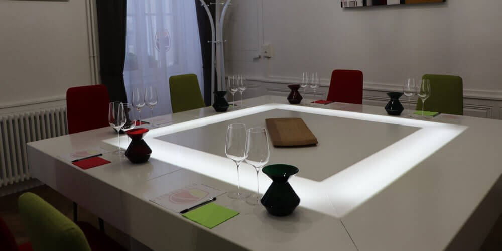Table de dégustation lumineuse et design chez Sensation Vin à Beaune.